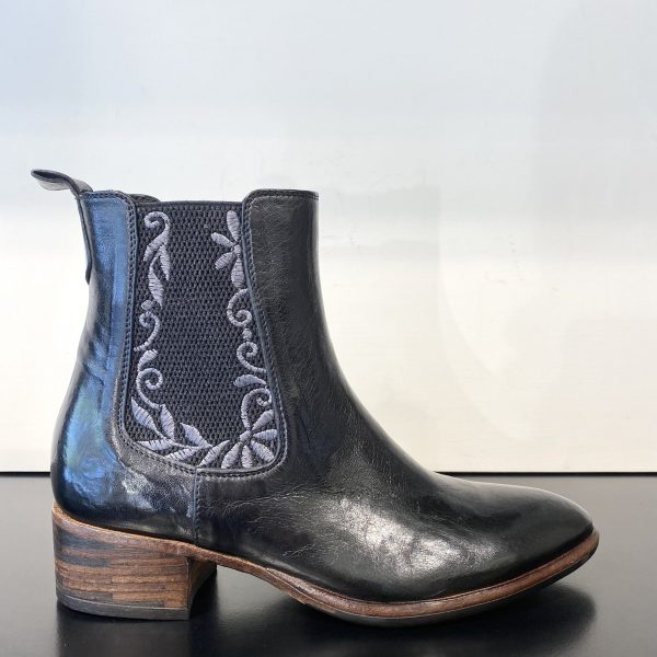 Stivaletto Lavato Nero con Ricamo