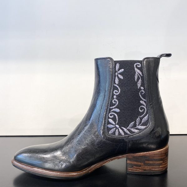 Stivaletto Lavato Nero con Ricamo