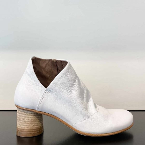 V White
