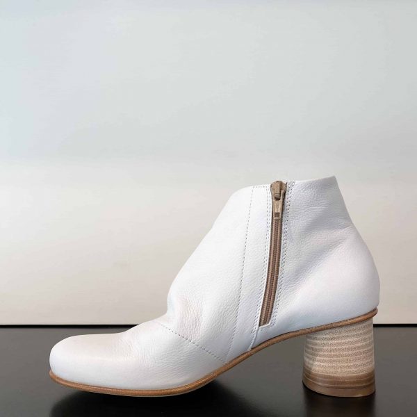 V White