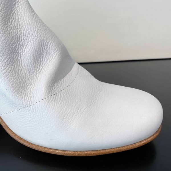 V White
