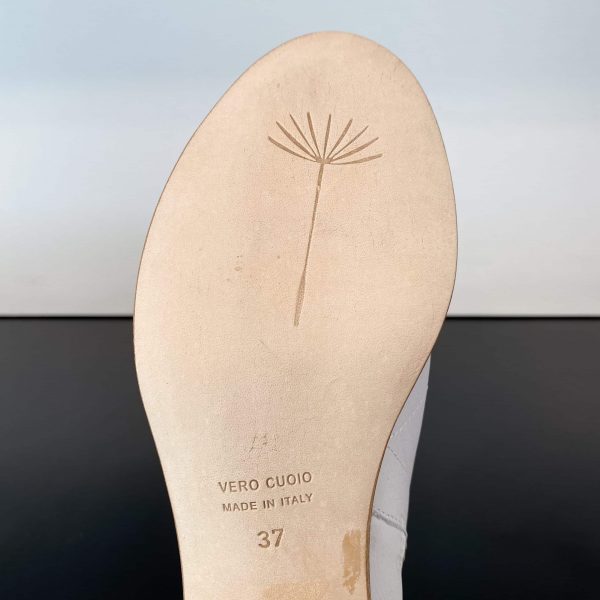 V White