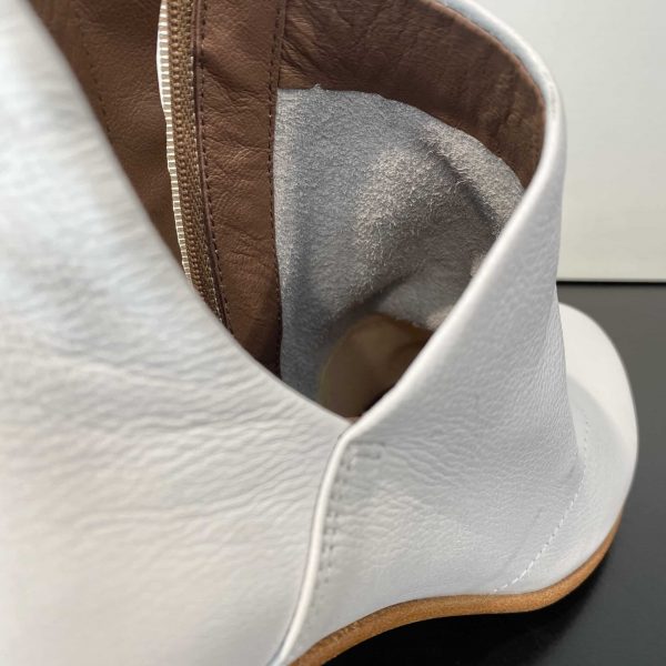 V White