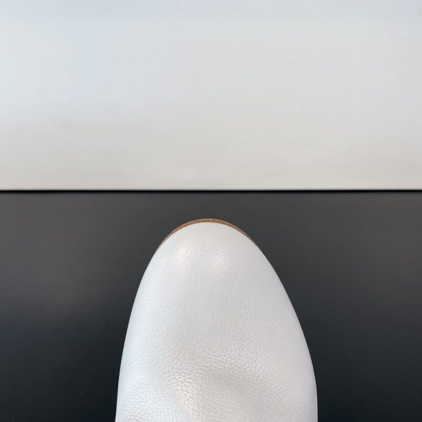 V White